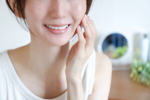 目黒区目黒本町の歯科医院【碑文谷コート歯科】では、就寝中の歯ぎしりや食いしばりによる歯や顎の負担を軽減するケアを行っています。歯ぎしりにお悩みの方は、ぜひ一度ご相談ください。